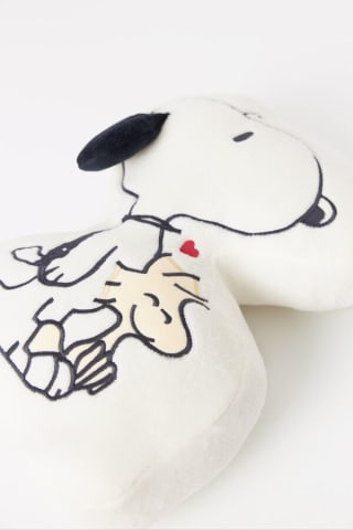 Cojín con forma de Snoopy de tacto suave con tejido de efecto pelo en color crudo por 4,99€