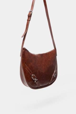 Bolso Bandolera hebillas por 19,99€.