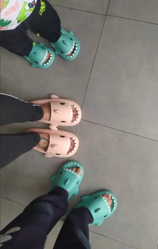 Baby shark slippers voor €7,91 met code