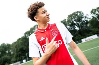 10% korting op Ajax artikelen bij Voetbaldirect.nl