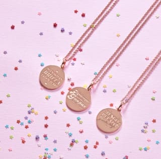 Colgantes La Vecina Rubia con baño de oro 18 kt sobre plata por 9€