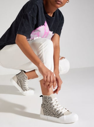 Zapatilla Urbana Opposite Carla de caña alta para mujer por $4.990