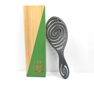 Cepillo desenredante de plástico reciclado procedente del mar. Por 5€