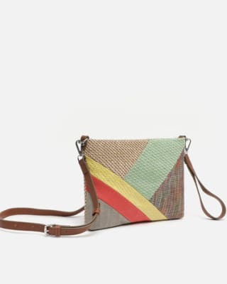 Bandolera y bolso de mano de rafia con estampado patchwork por por 7,20€