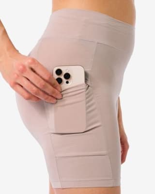 1+1 gratis op een beige damesbiker bij de Hema