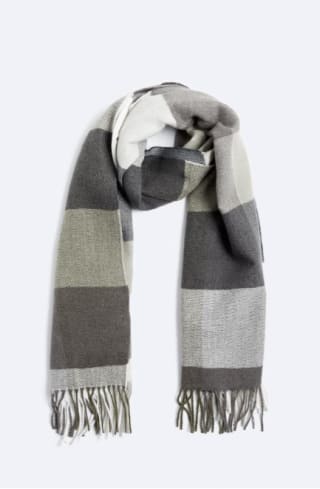Varios tipos de Bufandas por $149 en Zara
