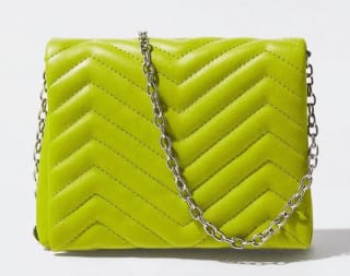 Parfois Bandolera de mujer acolchada con cierre de imán en verde lima por 7,99€.