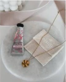 Gratis ketting van en Cherry Blossom handcrème bij bestelling bij L'Occitane
