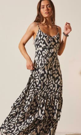 Vestido Tela con Hilo de Lurex y Capas en Ruedo por $26.990