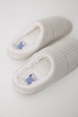 Zapatillas cerradas acolchadas beige por 9,99€