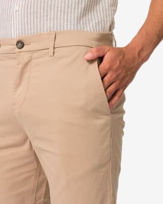 Chino Short voor heren in zandkleur voor €8 bij de Hema