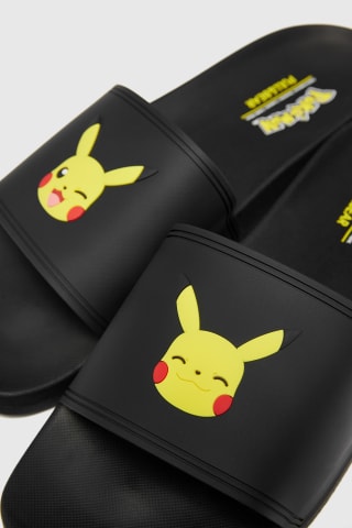 Sandalia pala Pokémon por 9,99€ en Pull&Bear