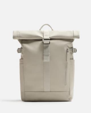 Mochila ZARA Técnica Solapa blanca a tan solo 19,99€