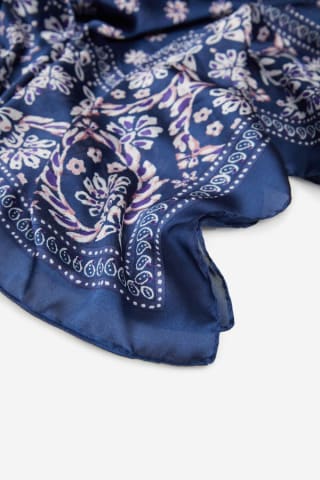 Fular sedoso bandana Cortefiel por 3.99€