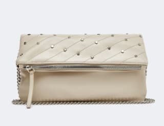 Bolso metálico con tachas por 3,99€.