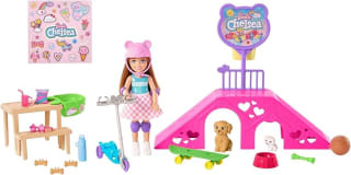 Barbie Chelsea Parque de Skate Muñeca con patinetes, Mascotas y Set de Juego por 18,60€