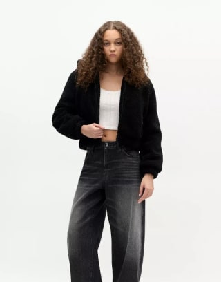 Chaqueta cropped capucha borreguillo color negro por 19,99€