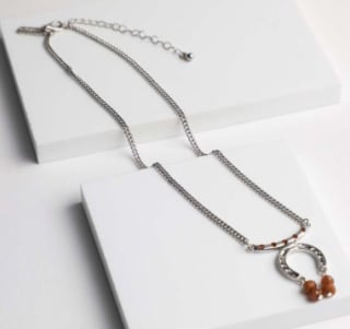 Collar Humana naranjo de herradura por $3.290