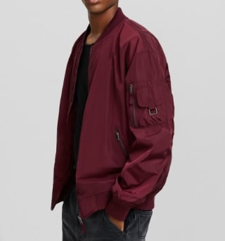 Bomber color granate por $239 en Bershka
