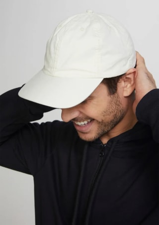 Boné Masculino da Hering, modelo Aba Curva - R$ 27,99