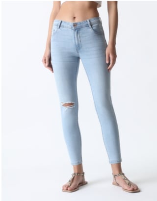 Pantalón vaquero básico de corte skinny y tiro medio por 3,99€