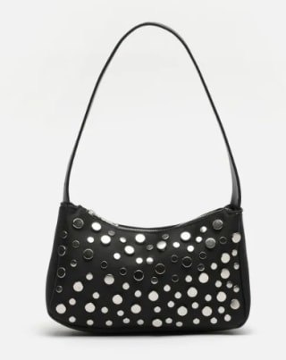 Bolso de hombro con detalles metálicos por 9€.