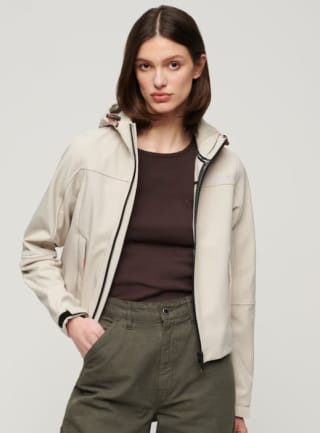 Superdry Softshell trekker damesjas (maat L) voor €39 bij Bol