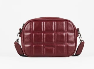 Bandolera acolchada cuadros por 12,99€.