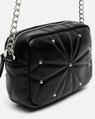 Bolso Bandolera pequeño acolchado con detalles metálicos por 15€.