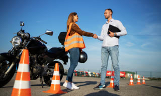 10-12 motorrijlessen + examens bij Rijschool Actief in Rotterdam en omgeving Den Haag voor €399 bij Social deal