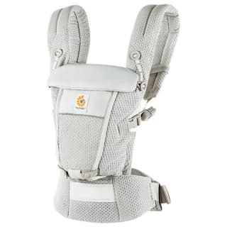 Gratis Ergobaby Embrace bij aankoop van Ergobaby Adapt Soft Flex Mesh draagzak voor €111,92 bij Prenatal