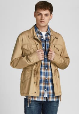 Chaqueta Jack & Jones de estilo militar para hombre por 19,20€