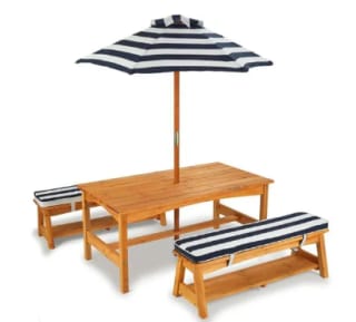 Table et bancs de jardin en bois pour enfants avec coussins et parasol KidKraft à 309,06€