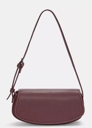 Bolso de hombro solapa color granate por 9,99€.