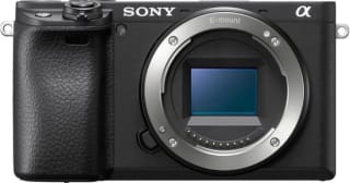 Sony A6400 + 18-135mm f/3.5-5.6 OSS voor €899 bij bol.com