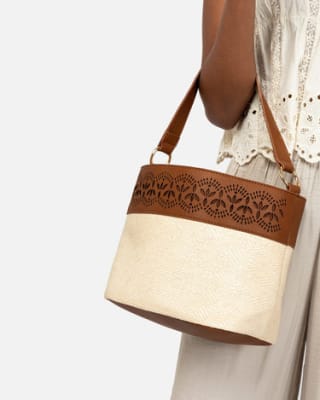 Bolso bucket pequeño efecto rafia con asa bandolera extraíble por 14€