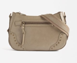 Bolso Bandolera con tachuelas por 7,99€.