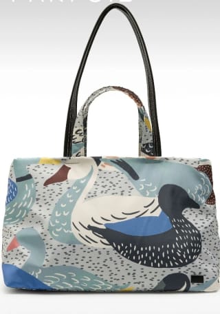 Bolso shopper de nylon estampado por 17.99€.