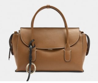 Bolso Tote liso con solapa por 19.99€.