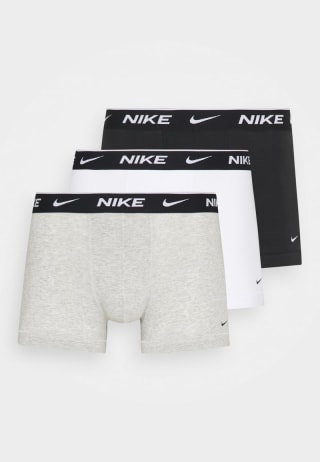 Pack 3 calzoncillos bóxer trunk Nike por 19,50€ en Privé by Zalando
