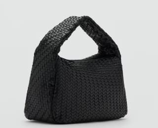 Bolso de mano trenzado por 12.99€.