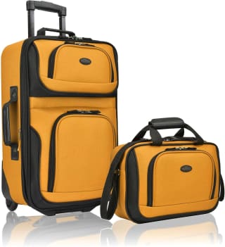 U.S. Traveler Juego de Equipaje de Mano Mostaza por $573 en Amazon