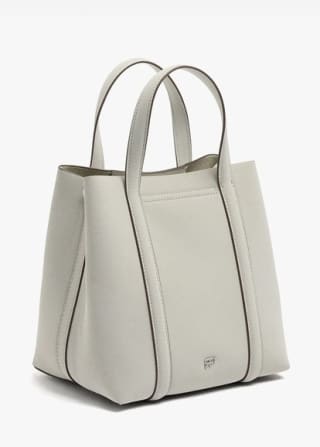 Bolso Tote textura suave por 19.99€.