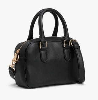 Bolso de mano efecto cuero por 12.99€.