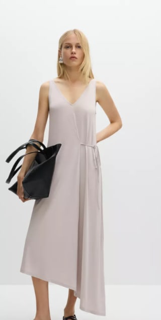 Vestido midi de tirante ancho y escote en pico por 3.99€