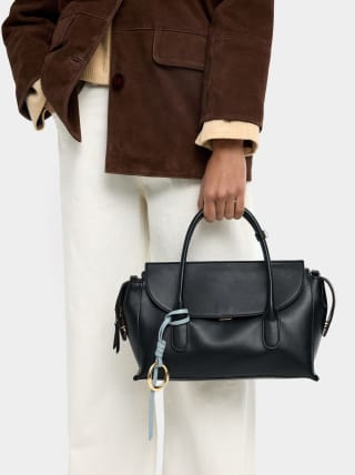 Bolso Tote liso con solapa por 19.99€.