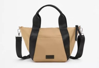 Bolso pequeño nailon por 6.99€.