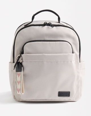 Mochila de nylon con colgante corazón por 12.99€.