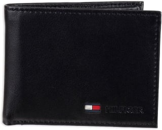 Tommy Hilfiger cartera para hombre por $420.11 en Amazon
