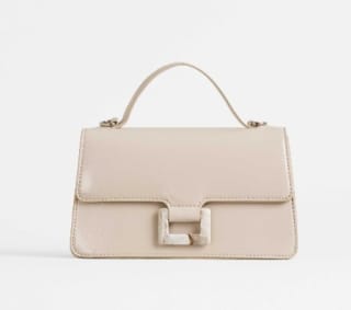 Bolso de mano detalles carey por 12,99€.